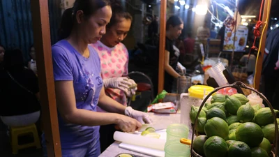Trà chanh giã tay gây bão trên mạng, giới trẻ xếp hàng dài chờ mua 