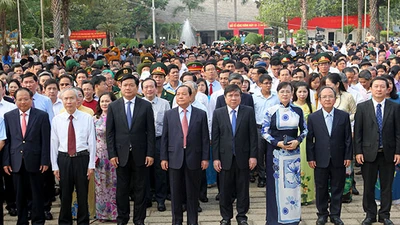 Bí thư Đinh La Thăng dâng hương tưởng niệm các vua Hùng