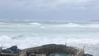 Gió giật mạnh, sóng biển dâng cao tại Phú Quý