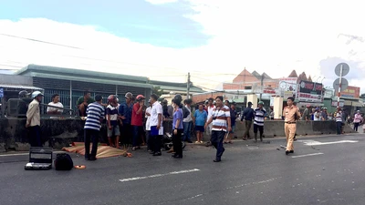 Chạy xe máy ngược chiều vào làn ô tô, 2 người thương vong