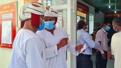 Cử tri đồng bào Chăm ở Bình Thuận mặc trang phục đẹp đi bầu cử