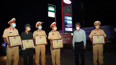 Khen thưởng trong đêm Tổ CSGT phát hiện 15 người trong thùng xe đông lạnh