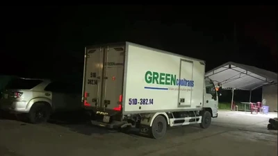 Sốc: 15 người có cả trẻ em trong thùng xe đông lạnh 'thông chốt'