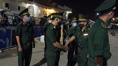 Bộ đội Biên phòng Bình Thuận ra đảo Phú Quý hỗ trợ chống dịch