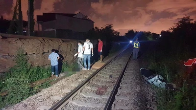 Vượt rào chắn đường sắt, 1 người bị tàu hỏa tông chết
