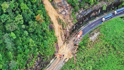 Đề nghị nổ mìn phá lượng đá khổng lồ để thông xe đèo Khánh Lê