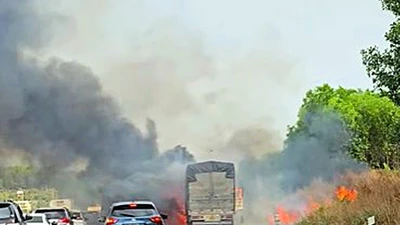 Xe tải cháy rụi trên cao tốc Phan Thiết - Dầu Giây