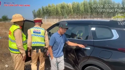 CSGT 'giải cứu’ tài xế buồn ngủ ở hành lang cao tốc đến nơi an toàn