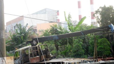 Xe cẩu vướng dây điện gây cháy, tài xế chết thảm