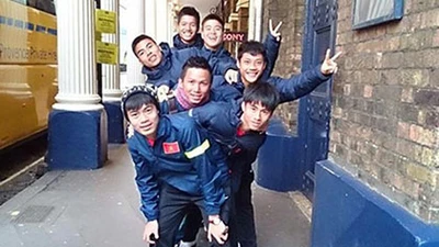  U19 Việt Nam dạo phố London trước trận gặp U19 Arsenal