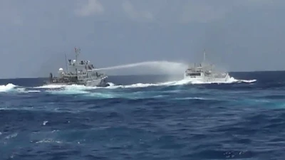 Clip tàu Trung Quốc dùng vòi rồng bắn vào tàu kiểm ngư Việt Nam