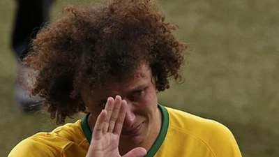  David Luiz xin lỗi người hâm mộ trong nước mắt
