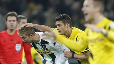 Dortmund thoát vị trí bét bảng nhờ pha đá phản khó tin
