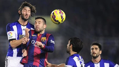 Alba đá phản lưới nhà, Barcelona gục ngã tại Anoeta