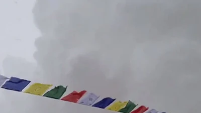 Clip: Thoát chết sau trận lở tuyết trên đỉnh Everest