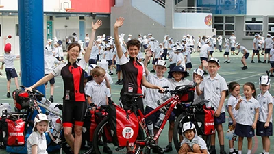 Hai cô gái Nam Phi đạp xe đến Việt Nam vì tê giác