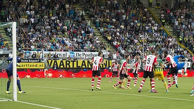 Thủ môn ghi bàn không tưởng bằng pha đánh gót ngoạn mục