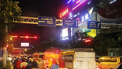 Kẹt xe kinh hoàng ở cửa ngõ sân bay Tân Sơn Nhất