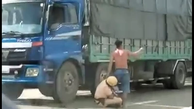 Tài xế xe tải đạp CSGT rơi khỏi cabin khai những gì?