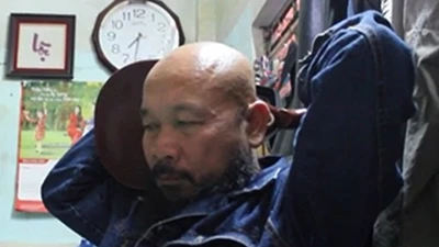 Video võ sư có biệt tài chơi đàn mandolin sau gáy