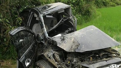 Ô tô đâm vào tàu hỏa, hiệu trưởng và phó phòng giáo dục thiệt mạng