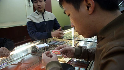 Chen nhau mua vàng lấy 'vía' thần tài đầu năm