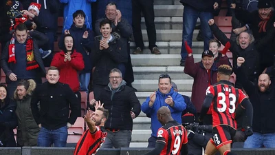 Trong một ngày, bóng đá Anh có 2 màn ngược dòng khó tin