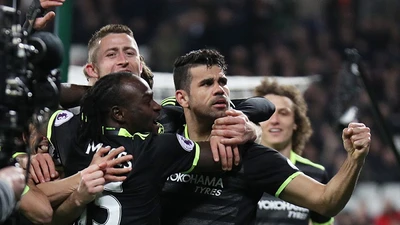 Hazard, Costa giúp Chelsea tiến gần đến ngôi vương