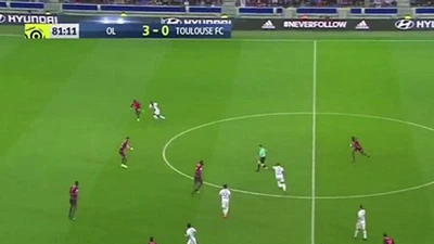 Cựu sao MU ghi bàn thắng không thể tin nổi