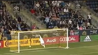 Cựu sao Barcelona ghi bàn thắng để đời từ giữa sân