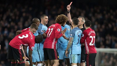 Xem Fellaini dùng 'thiết đầu công' với Aguero