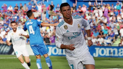 Ronaldo ghi bàn đầu tiên giải cứu Real Madrid