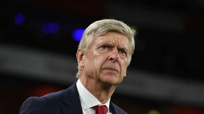 Wenger mượn Sumo bênh... Mourinho