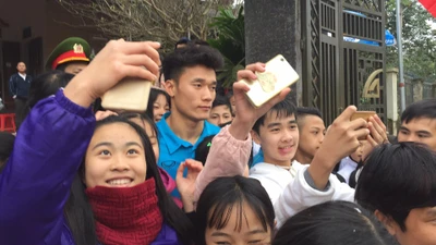 Hàng ngàn người đón thủ môn Bùi Tiến Dũng ở quê nhà