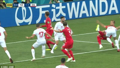 Kane bị chơi 'đấu vật', trọng tài làm lơ, người Anh bất bình