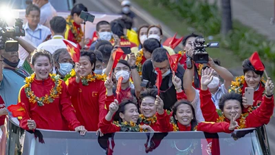 Tuyển nữ Việt Nam diễu hành ở TP.HCM, nhận thưởng hơn 10 tỉ