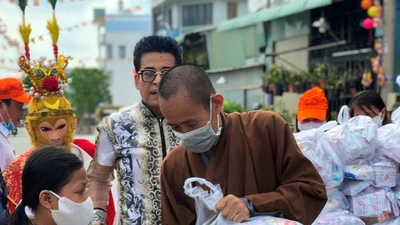 Chùa dạy miễn phí 6 ngoại ngữ, phát gạo cho người nghèo 