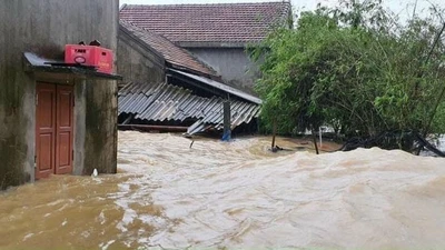 Quảng Bình: Nước chấm mái nhà, di chuyển dân ra trụ sở UBND xã