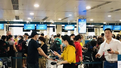Khách có biểu hiện ‘lơ’ đeo khẩu trang tại sân bay ​