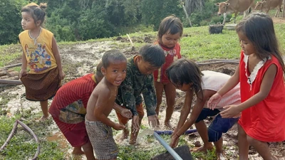 Trao giếng nước sạch và thắp sáng vùng biên Thượng Trạch