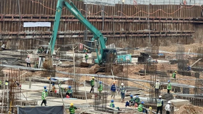 Công nhân thi công tại nhà ga T, sân bay Tân Sơn Nhất. Ảnh: PHONG ĐIỀN 