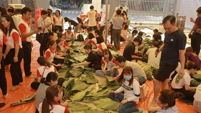 Trao 1.000 bánh chưng để người lao động xa quê đón tết