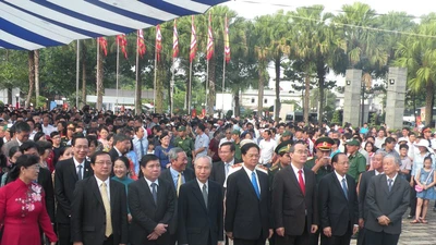 Hàng ngàn người dân về dự lễ giỗ tổ Hùng Vương