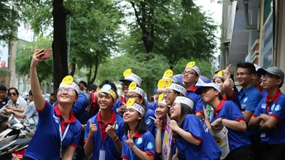 Những bóng hồng tiếp sức mùa thi