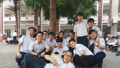 Sĩ tử 'tạo dáng' lạc quan trước bài thi tổ hợp KHTN