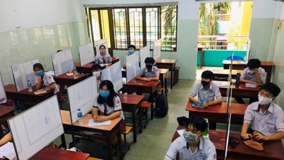 Trường trang bị nón ngăn giọt bắn, vách ngăn phòng COVID-19