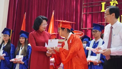 Phó Chủ tịch nước dự lễ khai giảng tại TP.HCM