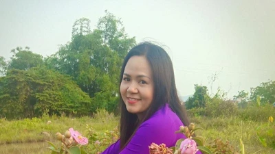 Lễ 20-10, cô giáo từ chối nhận hoa để ủng hộ đồng bào lũ lụt