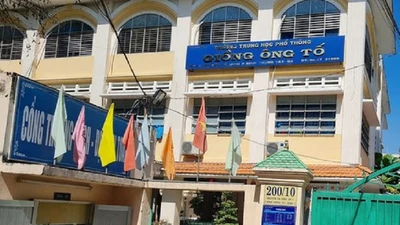 Hai nam sinh đặt máy quay lén trong nhà vệ sinh nữ