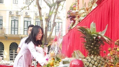 Học sinh tự tay sắm lễ vật giỗ tổ Hùng Vương